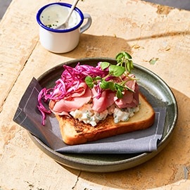 Deli pastrami sandwich met knolselderij remoulade Deli pastrami sandwich met knolselderij remoulade